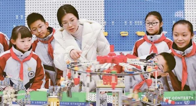 大力弘扬科学精神和创新文化